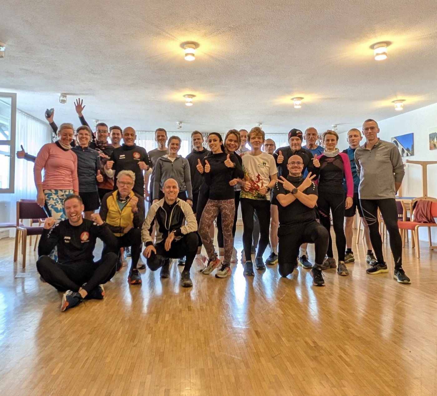 Die Gruppe des Ultra Run Schwarzwald 2025: rund zwei Dutzend Läuferinnen und Läufer in Sportkleidung, viele mit erhobenen Daumen