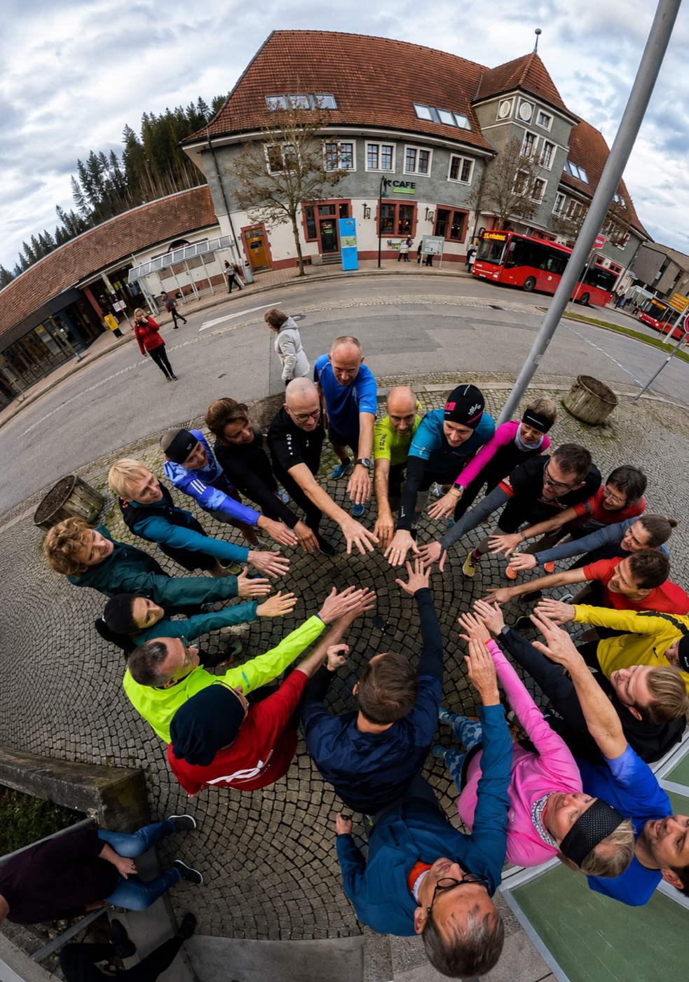 Laufgruppe startet gemeinsam vor der Ferienanlage