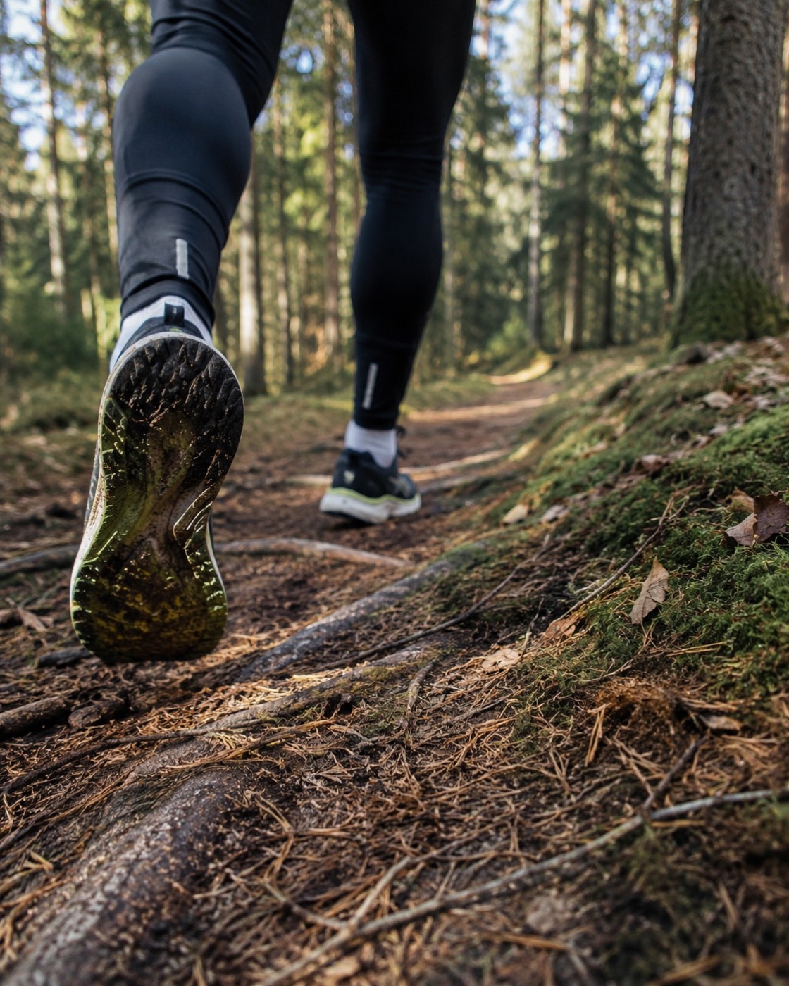 Laufschuhe auf einem nassen Waldweg